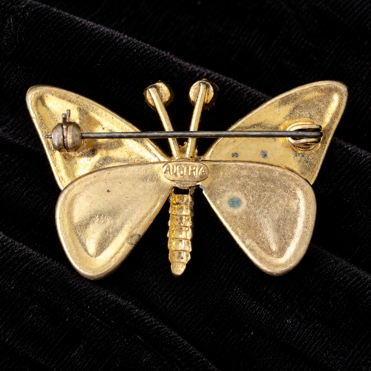 Vintage Mele Jewelry Box & 6 Brooch Lot (TRIFARI and AUSTRAIN included in lot)